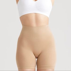 Yummie seamless ultralight shaping short *NEW*